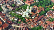 Eine Luftaufnahme vom Dom und Domplatz im westfälischen Münster.