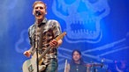 Gitarrist von The Gaslight Anthem singt und hat seine Fender Telecaster Gitarre locker umgehangen