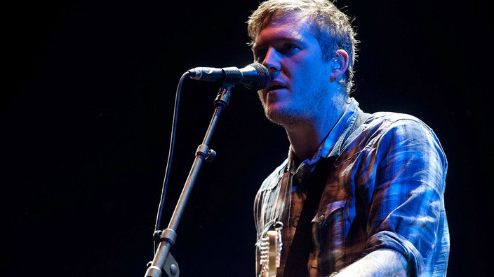 Gitarrist von The Gaslight Anthem singt angestrengt ins Mikrofon