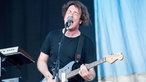 Gitarrist von The Wombats singt sehr feurig und spielt seine Fender Jaguar Gitarre