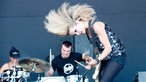 Bassistin von the The Subways spielt inbrünstig und schüttelt ihr blondes Haar