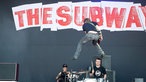 Gitarrist von The Subways macht einen hohen imposanten Luftsprung