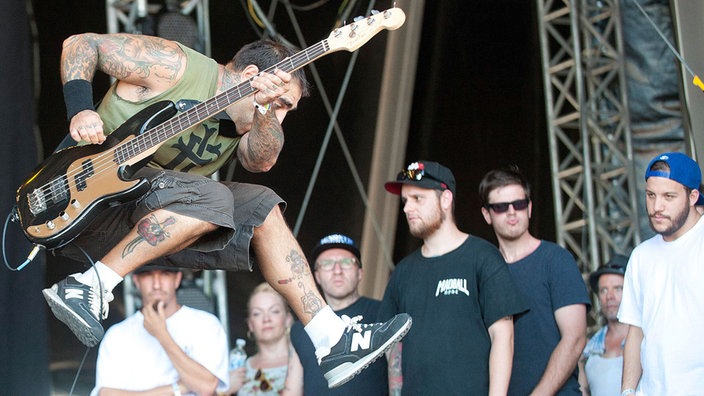 Bassist von Agnostic Front springt in die Luft und reißt den Bass rum