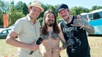 Gruppenfoto Sänger und Gitarrist von Kvelertak mit Rockpalast Moderator auf Festivalgelände