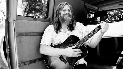 Jakob A. Smith aka The White Buffalo mit Gitarre