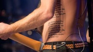 Nahaufnahme des Tatoos von einem der Bandmitglieder.