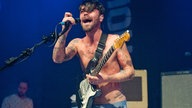 Der Sänger von Biffy Clyro hält sich schreiend am Mikrofon fest.