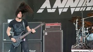 Der Gitarrist von Annihilator beim Headbangen