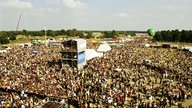 Luftbild vom Bizarre Festival 2002, der Platz vor der Hauptbühne ist voll mit Menschen, sonniges Wetter