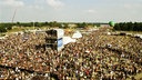 Luftbild vom Bizarre Festival 2002, der Platz vor der Hauptbühne ist voll mit Menschen, sonniges Wetter