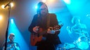 Blaudzun, der niederländische Singer-/ Songwriter Johannes Sigmond, spielt konzentriert seine Gitarre auf der Bühne des Eurosonic 2013.