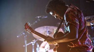 Frontmann von Bloc Party spielt Gitarre und schaut auf die Saiten.