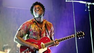 Frontmann von Blocparty spielt auf einer roten Gitarre und verzieht sein Gesicht.