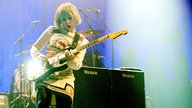 Frontfrau von "The Joy Formidable" spielt Gitarre und schaut auf ihre Finger.