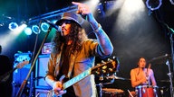 Rockmusiker, Musikproduzent und Plattenlabelchef Brant Bjork erhebt den Zeigefinger auf der Bühne