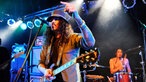 Rockmusiker, Musikproduzent und Plattenlabelchef Brant Bjork erhebt den Zeigefinger auf der Bühne