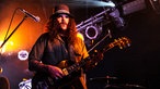 Brant Bjork spielt auf seiner Gitarre