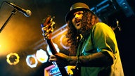 Brant Bjork spielt mit wallendem Haar auf seiner Gitarre