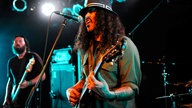 Brant Bjork performed auf seiner Gitarre und singt gleichzeitig