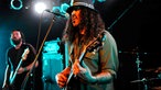 Brant Bjork performed auf seiner Gitarre und singt gleichzeitig