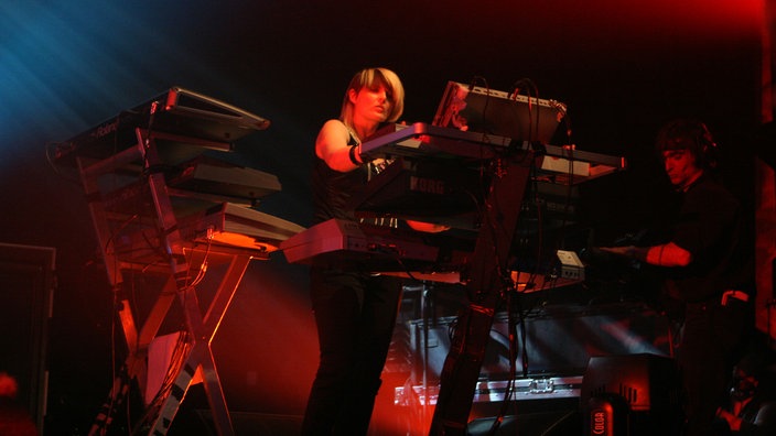 Sister Bliss von Faithless umringt von diversen Keystations und Synthesizern bei der 21. Rocknacht 2007