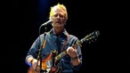 Glen Hansard schaut beim Gitarrespielen konzentriert nach unten