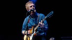 Glen Hansard singt ins Mikrofon und schaut zur Seite