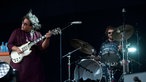 Frontfrau der Alabama Shakes hüpft beim Gitarrespielen, im Hintergrund spielt der Schlagzeuger