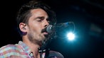 Nahaufnahme des Gitarristen von Local Natives beim Singen mit geschlossenen Augen