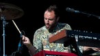 Keyboarder der Local Natives mit Drumstick in der Hand