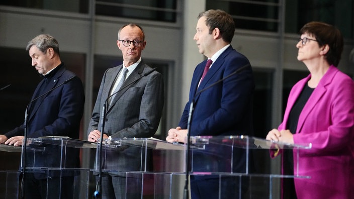 Markus Söder, Friedrich Merz, Lars Klingbeil und Saskia Esken geben eine Pressekonferenz zu den Sondierungsgesprächen zwischen der Union und der SPD