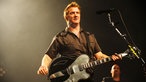 Gitarrist von Them Crooked Vultures beim spielen