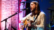 Ian Hopper von den Migthy Oaks spielt seine Akustik-Gitarre und singt ein Lied