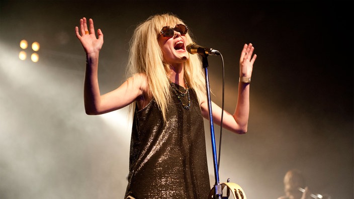 Die Sängerin der Band "The Asteroids Galaxy Tour" singt auf der Bühne