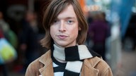 Das Bild zeigt Jacco Gardner im Portrait mit einem unscharfen Hintergrund.