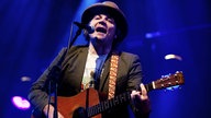 Jeff Tweedy, Aufnahme von vorne beim Singen