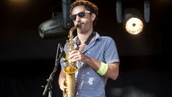 Ein saxophonist mit einer lustigen Brille