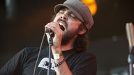 Patrick Watson am Mikro, singend