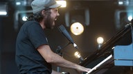 Patrick Watson singend am Klavier