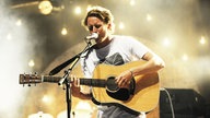 ben howard strummt die Gitarre sanft und singt dabei