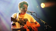 dieses Lied scheint etwas anstrengender zu singen zu sein, Ben howard verzieht das gesicht beim singen