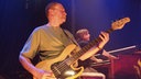 Helmut Lieblang der Band Rufus Zuphall spielt Bass beim KrautRockpalast 2005