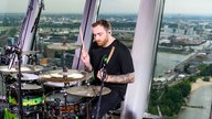 Massendefekt: Corona Session auf dem Rheinturm in Düsseldorf