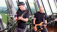 Massendefekt: Corona Session auf dem Rheinturm in Düsseldorf