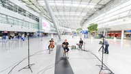 Maxim: Corona Session auf dem Flughafen Düsseldorf