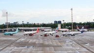 Maxim: Corona Session auf dem Flughafen Düsseldorf