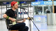 Maxim: Corona Session auf dem Flughafen Düsseldorf