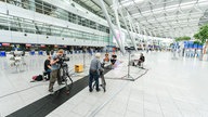 Maxim: Corona Session auf dem Flughafen Düsseldorf