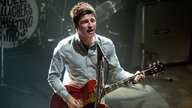 Noel Gallagher´singt voller Gefühl in sein Mikrofon