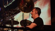 Gavin Harrison von Porcupine Tree spielt Schlagzeug auf der Bühne